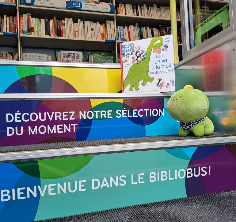 Nous, on va à la bibli en dinosaure !
